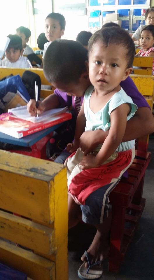 Không muốn vắng học, cậu bé Mateo đã cùng mang em theo đến lớp.