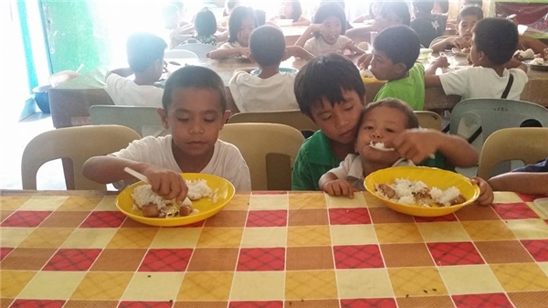 Ba anh em Mateo ăn trưa miễn phí tại trường.