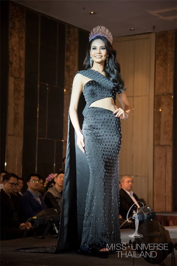 Chalita Suansane sinh năm 1994, lên ngôi Hoa hậu Hoàn vũ Thái Lan năm 2016. Thời điểm đăng quang, cô gái này nhận nhiều ý kiến trái chiều. Tuy nhiên, sau khoảng thời gian rèn luyện bản thân, Chalita Suansane lại chiếm được cảm tình của người dân Thái Lan bởi những thay đổi tích cực từ hình thể, kĩ năng trình diễn.