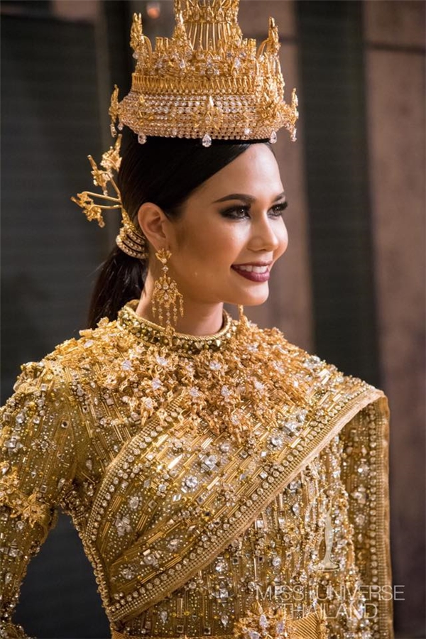 Đến với Hoa hậu Hoàn vũ 2016, Chalita Suansane gây ấn tượng mạnh với bộ trang phục truyền thống được thực hiện bằng vàng và 300.000 viên kim cương. Với sự đầu tư “khủng” này, khán giả Thái Lan đang rất kì vọng Chalita Suansane sẽ mang vương miện về quê hương.