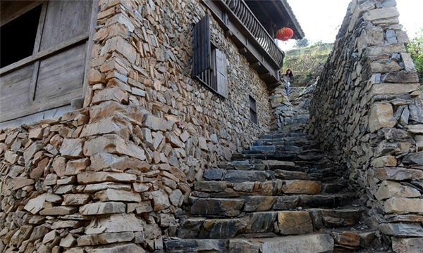 Nơi đây vẫn còn bảo tồn nhiều nét trong kiến trúc truyền thống: tường, cầu thang đá, gạch đen, nhà gỗ... (Ảnh: QQ)