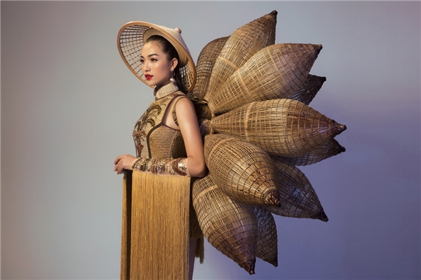 Những chiếc lờ bắt cá có dáng dấp như bông lúa, được kết lại tạo hình thành hoa sen khắc họa được hình ảnh một đất nước Nông - Lâm - Ngư - Nghiệp với bản sắc văn hóa, phong tục khó trộn lẫn với bất kỳ quốc gia nào trong khu vực.
