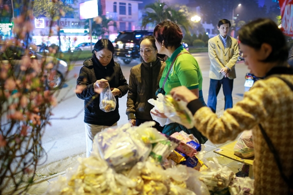 Ấm lòng quầy bánh chưng miễn phí cho người nghèo ở Hà Nội