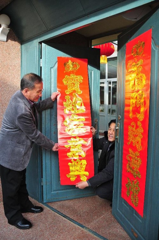 Người Trung Quốc trang trí nhà cửa ngày Tết. 