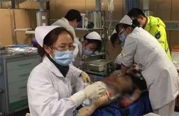 Dù các bác sĩ đã rất cố gắng nhưng vết thương quá nặng khiến Zhang không thể sống sót.