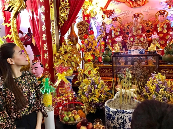 Sao Việt nô nức đi viếng nhà thờ Tổ của Hoài Linh dịp đầu năm - Tin sao Viet - Tin tuc sao Viet - Scandal sao Viet - Tin tuc cua Sao - Tin cua Sao