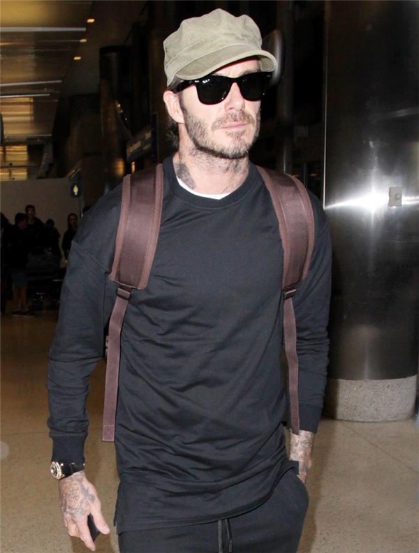 Hình ảnh mới nhất của David Beckham tại sân bay Los Angeles, trước khi danh tiếng của anh gần như bị hủy hoại bởi loạt email này.