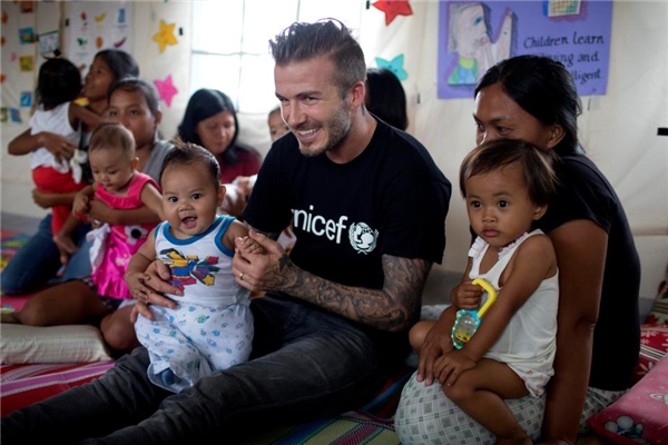David Beckham, người từng ghé thăm những bà mẹ và em bé sống sót qua bão Haiyan năm 2013, đã nói rằng nếu anh là lẽ ra anh phải được phong tước hiệp sĩ 10 năm trước rồi.
