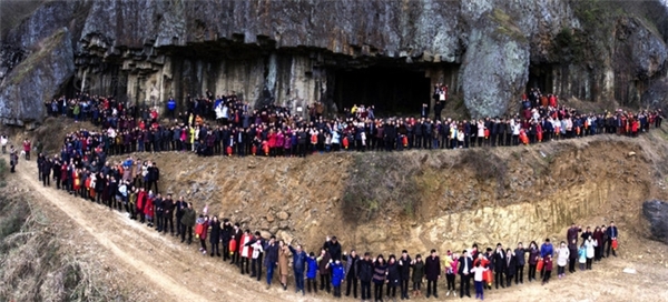 Bức ảnh chụp 500 thành viên trong một gia tộc tại Trung Quốc.