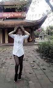 Không chỉ diện mốt giấu quần, cô gái này còn thoải mái tạo dáng chụp ảnh tại khuôn viên chùa.