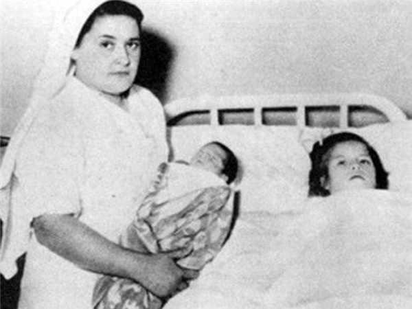 Lina trong bệnh viện sau khi sinh.