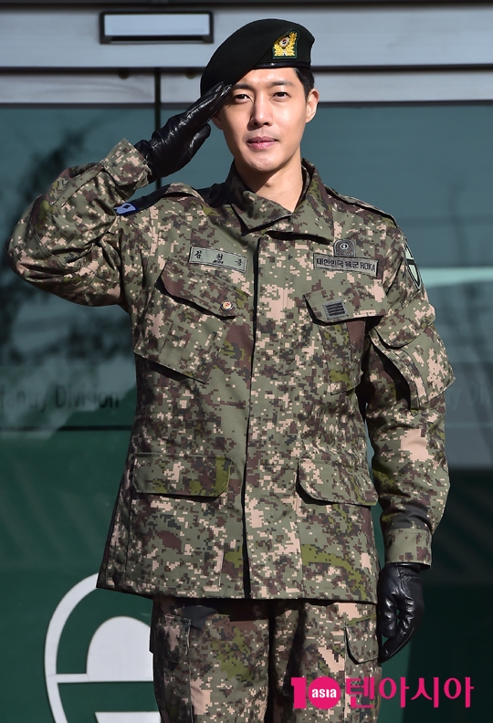 Xuất hiện trong bộ quân phục oai vệ, Kim Hyun Joong vẫn điển trai không tì vết như ngày nào.