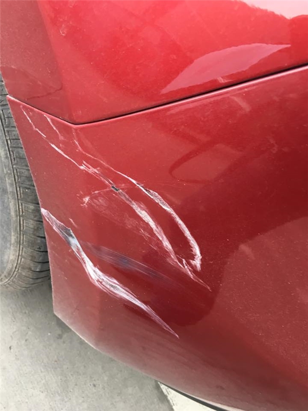 Xe của vợ chồng chị Giang Nguyen bị hư hại. (Ảnh: Giang Nguyen)