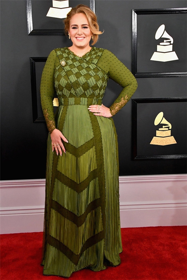 Adele là tâm điểm của Grammy 2017 với 5 hạng mục được đề cử. Trên thảm đỏ, giọng ca Hello ghi điểm với bộ váy màu xanh rêu, nhiều chi tiết đan lồng vào nhau.