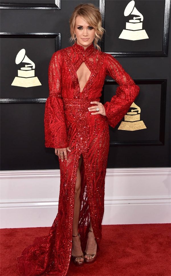         
Carrie Underwood diện thiết kế có sự tương đồng với Demi Lovato bởi thiết kế xẻ ngực gợi cảm. Cô nổi bật giữa dàn mỹ nhân với sắc đỏ cùng chất liệu ánh kim bắt mắt.