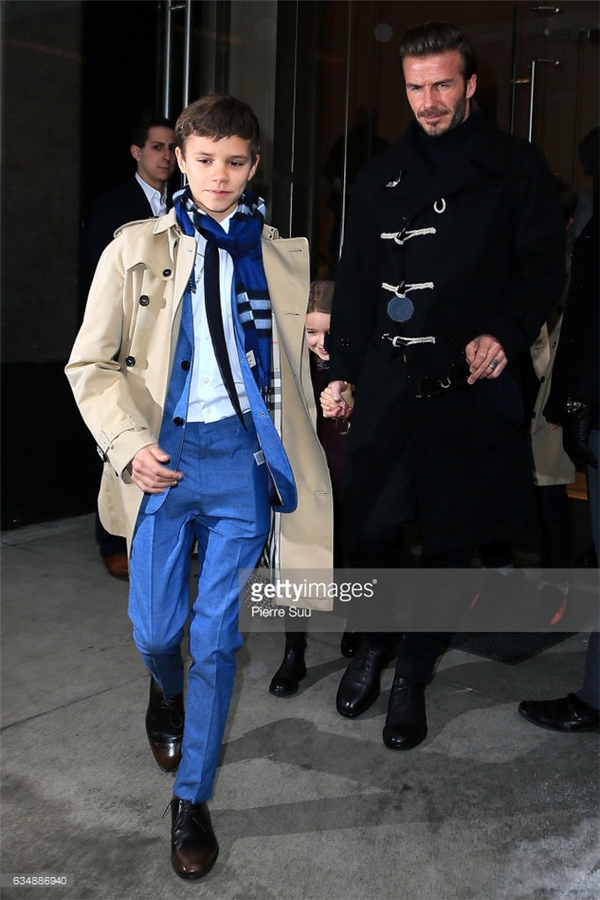 Romeo Beckham "ra dáng" khi diện chiếc suit màu xanh kết hợp với trench coat và khăn quàng của Burberry.