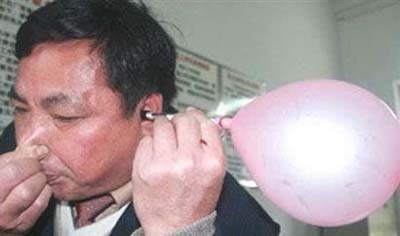 Wei Mingtang, người Trung Quốc, có thể dùng hơi từ lỗ tai để bơm bong bóng và làm tắt nến.