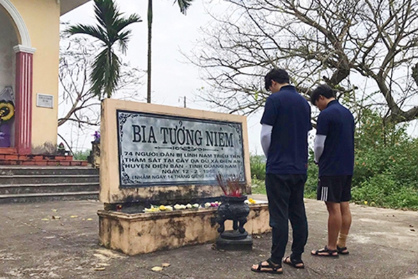 Họ gần như chết lặng trước dòng chữ khắc tên các nạn nhân ở làng Hà My và Phong Nhất – Phong Nhì. (Ảnh: Internet)