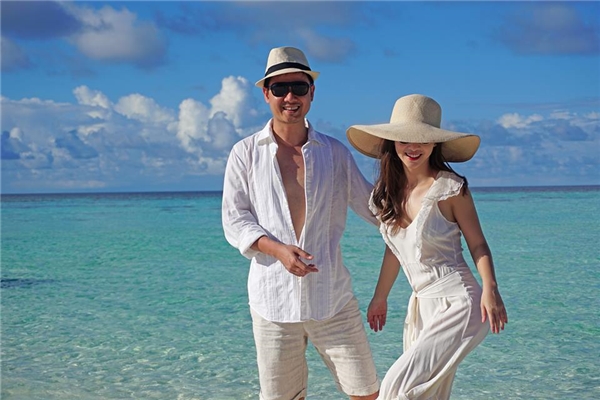 Cặp đôi chọn đồ màu trắng khi đi biển tạo cảm giác nhẹ nhàng, tươi mát.