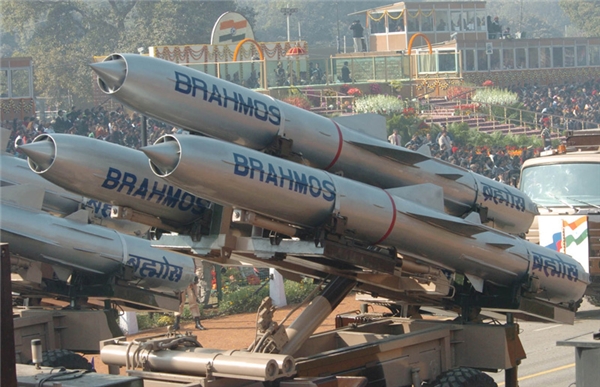 Tên lửa BrahMos (3.598km/h): Đây là tên lửa hành trình siêu thanh ứng dụng công nghệ tàng hình được Ấn Độ tạo ra, mỗi giây có thể đi được hàng ngàn mét, trở thành loại tên lửa nhanh nhất thế giới.