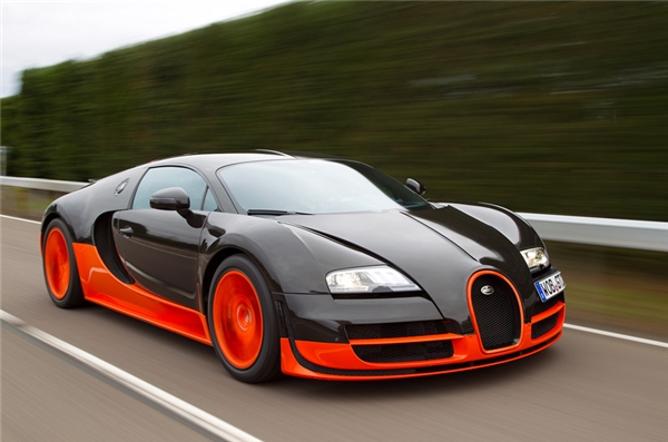 Xe hơi thể thao Bugatti Veyron (434km/h): Đây là chiếc xe từng nắm giữ kỷ lục thế giới trước khi bị chiếc Hennessey Venom GT đẩy xuống vị trí thứ hai. Nó có thể tăng tốc từ 0 lên đến 96km/h chỉ trong vòng 2,4 giây.