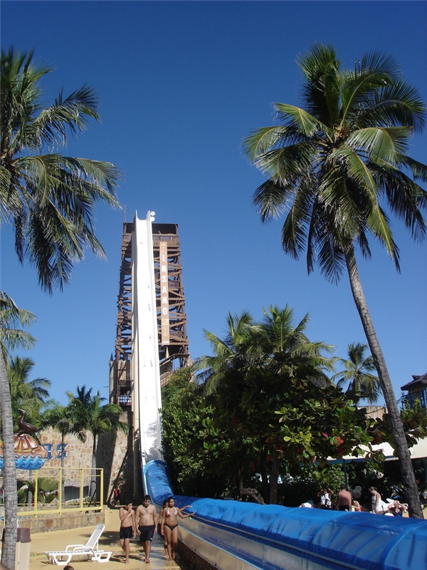 Máng trượt Insano (104km/h): Với độ cao 41m, tương đương với một tòa nhà 14 tầng, đây là máng trượt nước có vận tốc lớn nhất thế giới, nằm tại công viên nước Beach Park ở Brazil. Người chơi chỉ mất 4-5 giây để trượt từ đỉnh máng xuống bể bơi bên dưới.