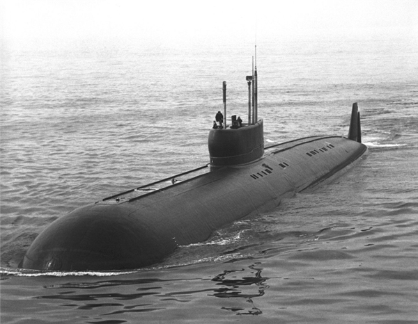 Tàu ngầm K-222 (83km/h): Đây là chiếc tàu ngầm đầu tiên trên thế giới được đóng bằng titan nên nhẹ hơn các loại tàu ngầm khác rất nhiều. Nó có thể lặn liên tục 70 ngày ở độ sâu 400m.