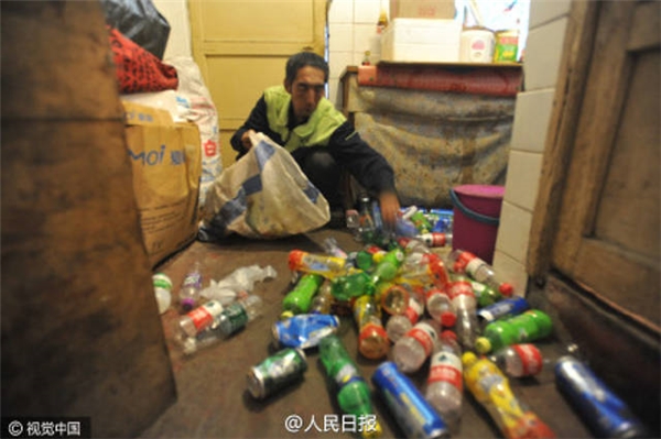 Ông Zhao Yongjiu là một công nhân vệ sinh tại Thẩm Dương (Trung Quốc). (Ảnh: People Daily)