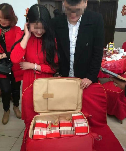 Choáng váng với chiếc vali chứa 11 tỉ đồng tiền sính lễ tặng cô dâu