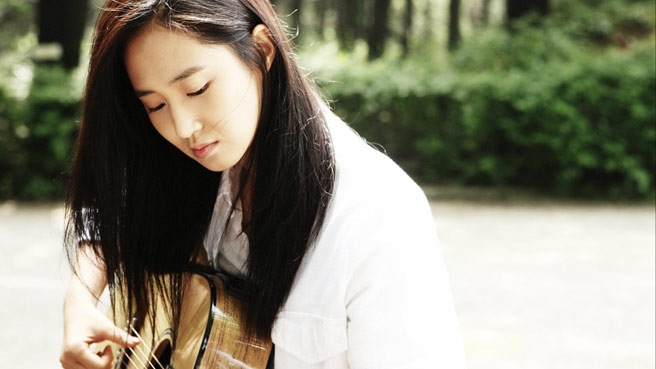 
	
	Hình ảnh Yuri bên cây đàn guitar trong No Breathing