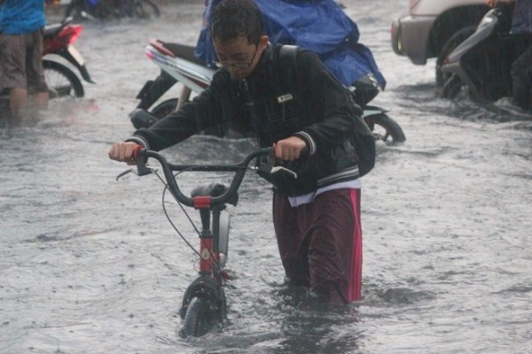Sài Gòn khốn đốn: Cứ mưa to phố lại thành sông