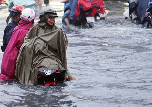 Sài Gòn khốn đốn: Cứ mưa to phố lại thành sông
