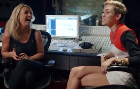 
	
	Miley và Britney trò chuyện được phát trong bộ phim tài liệu Miley: The Movement