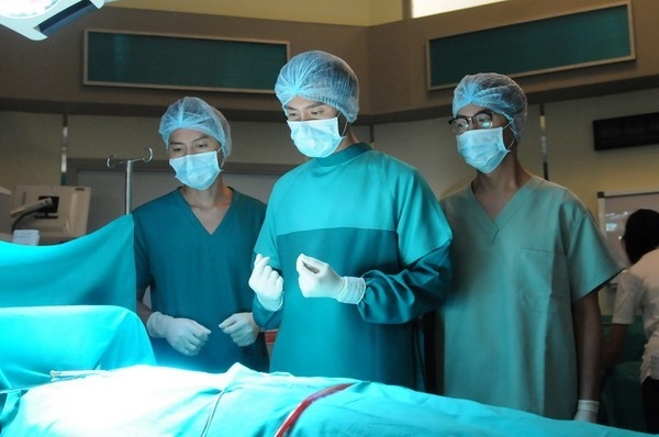 
	
	Đề tài bác sĩ, y tá được phản ánh trung thực qua phim TVB như Bàn Tay Nhân Ái, Ngọn Lửa Trắng, On Call 36 Hours