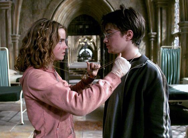 
	
	Đồng hồ quay ngược thời gian của Hermione trong bộ phim Harry Potter và tù nhân ngục Azkaban. 