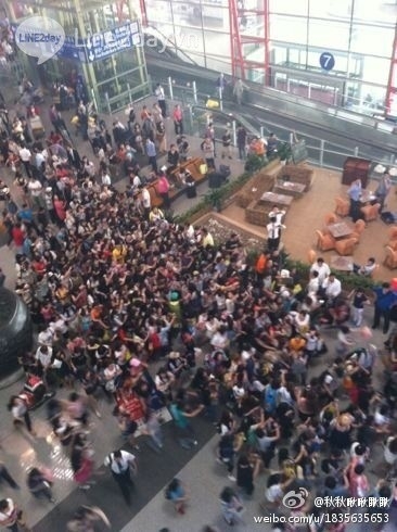 
	
	Fan cuồng EXO bao vây thần tượng ở sân bay