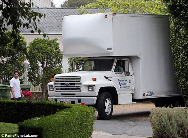
	
	Chiếc xe tải dọn đồ đạc của Liam vào hôm 20/9.