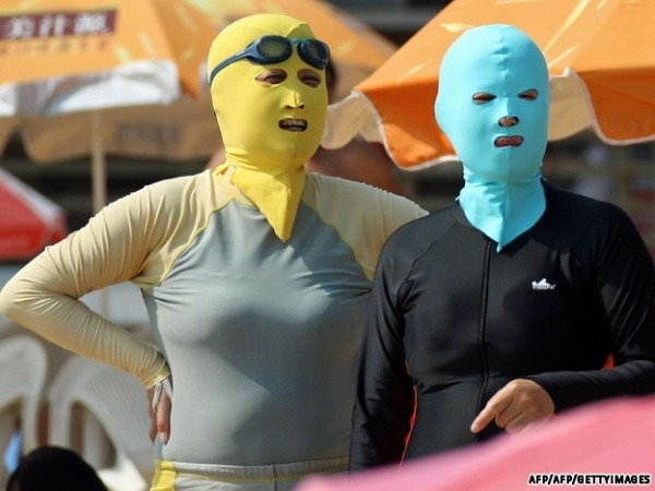 Khó đỡ thời trang đi biển cùng mặt nạ ninja