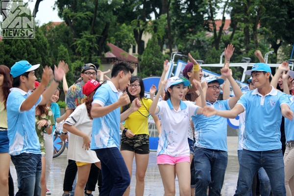 
	
	
	
	
	
	
	
	Mặc cho trời mưa, thành viên cả hai đội và các bạn trẻ cùng nhau trang trí cho chiếc xe đạp khổng lồ với những bức hình của họ được chụp trong suốt hành trình. Các đội rôm rả thi nhau kể về những kỷ niệm của mình qua từng bức ảnh.
	
	
	
	
	Sau khi trang trí cho chiếc xe đạp khổng lồ thì đột ngột xuất hiện các bạn trẻ cùng nhau nhảy flashmob dưới nền nhạc chủ đạo bài Vút bay - Yan Generation.
	Chiếc xe đạp khổng lồ được công nhận kỷ lục Guiness Việt Nam là chiếc xe đạp có kích thước lớn nhất.
	
	
	
	
	Siêu Nhân Đạp Xe cùng nhau đạp chiếc xe đạp khổng lồ diễu hành trên phố. Isaac sợ không điều khiển được, xanh cả mặt. Đông Nhi run lập cập nhưng được Ông Cao Thắng động viên nên vẫn tươi cười rạng rỡ. Tuy nhiên, được cầm lái chiếc xe đạp khổng lồ diễu hành trên phố khiến các thành viên vô cùng thích thú và thu hút đông đúc người dân.