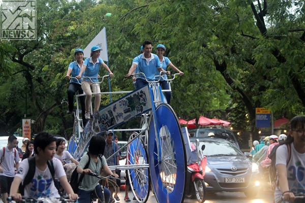 
	
	
	
	
	
	
	
	Mặc cho trời mưa, thành viên cả hai đội và các bạn trẻ cùng nhau trang trí cho chiếc xe đạp khổng lồ với những bức hình của họ được chụp trong suốt hành trình. Các đội rôm rả thi nhau kể về những kỷ niệm của mình qua từng bức ảnh.
	
	
	
	
	Sau khi trang trí cho chiếc xe đạp khổng lồ thì đột ngột xuất hiện các bạn trẻ cùng nhau nhảy flashmob dưới nền nhạc chủ đạo bài Vút bay - Yan Generation.
	Chiếc xe đạp khổng lồ được công nhận kỷ lục Guiness Việt Nam là chiếc xe đạp có kích thước lớn nhất.
	
	
	
	
	Siêu Nhân Đạp Xe cùng nhau đạp chiếc xe đạp khổng lồ diễu hành trên phố. Isaac sợ không điều khiển được, xanh cả mặt. Đông Nhi run lập cập nhưng được Ông Cao Thắng động viên nên vẫn tươi cười rạng rỡ. Tuy nhiên, được cầm lái chiếc xe đạp khổng lồ diễu hành trên phố khiến các thành viên vô cùng thích thú và thu hút đông đúc người dân.
