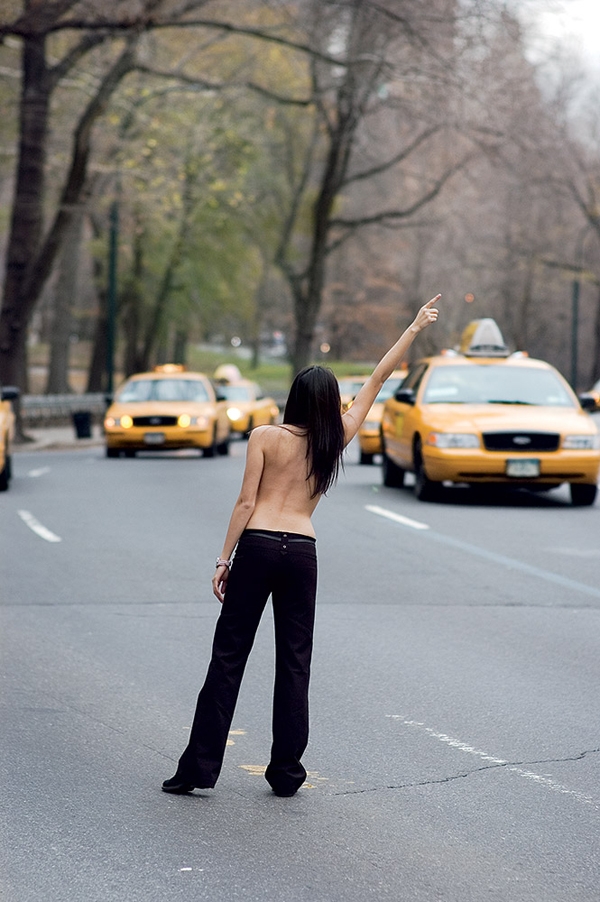 Ấn tượng bộ ảnh phụ nữ ngực trần giữa New York