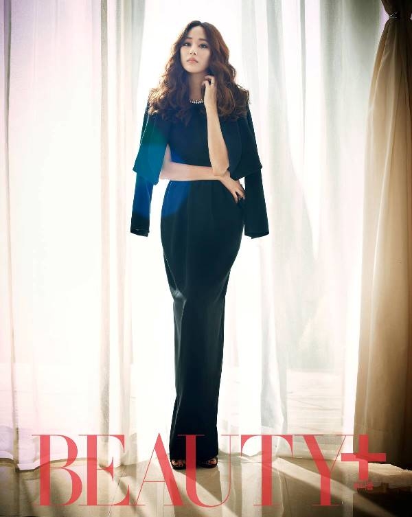 Kim Hyo Jin quý phái với đầm đen trắng trên tạp chí Beauty+