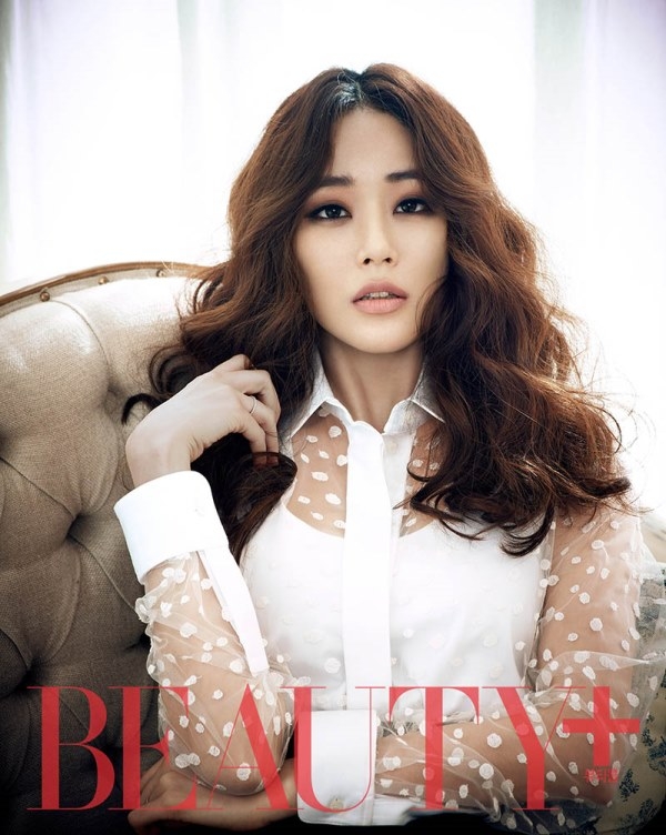 Kim Hyo Jin quý phái với đầm đen trắng trên tạp chí Beauty+