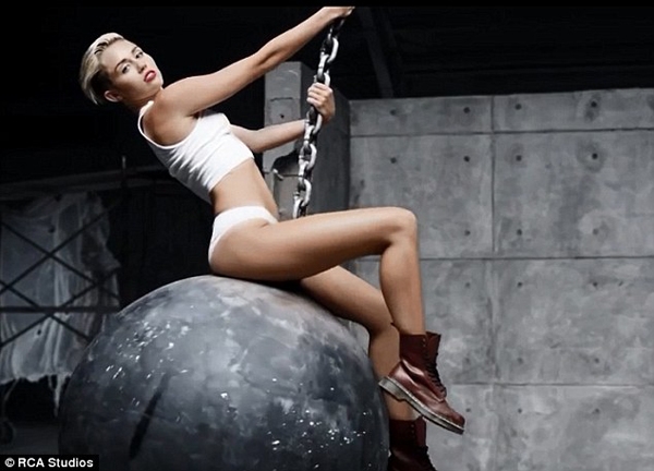 
	
	Miley Cyrus trong MV Wrecking Ball
