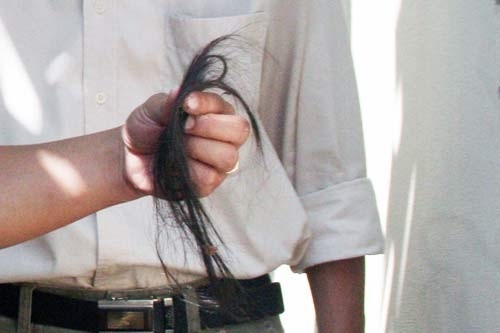 Hoang mang chuyện nữ sinh bị cắt tóc giữa trường