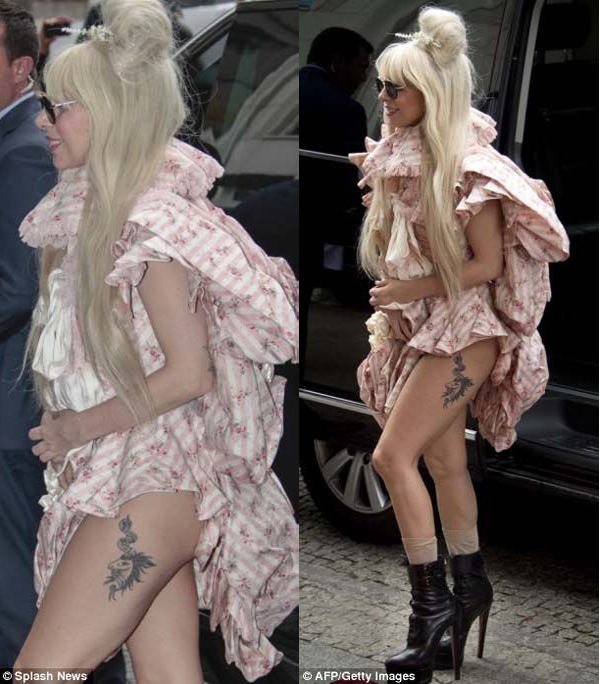 
	
	Bộ váy còn giúp Lady Gaga khoe được hình xăm độc ở đùi trái