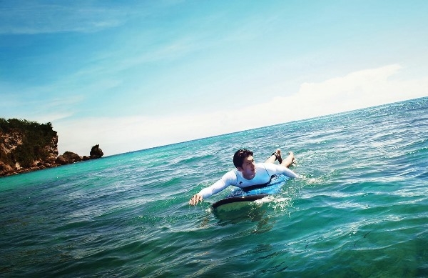 Lee Ki Woo khoe body khỏe khắn lướt sóng giữa biển xanh