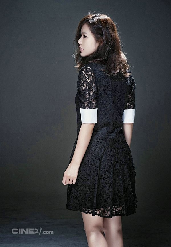 Son Ye Jin cuốn hút ma mị trong sắc đen ngày Halloween