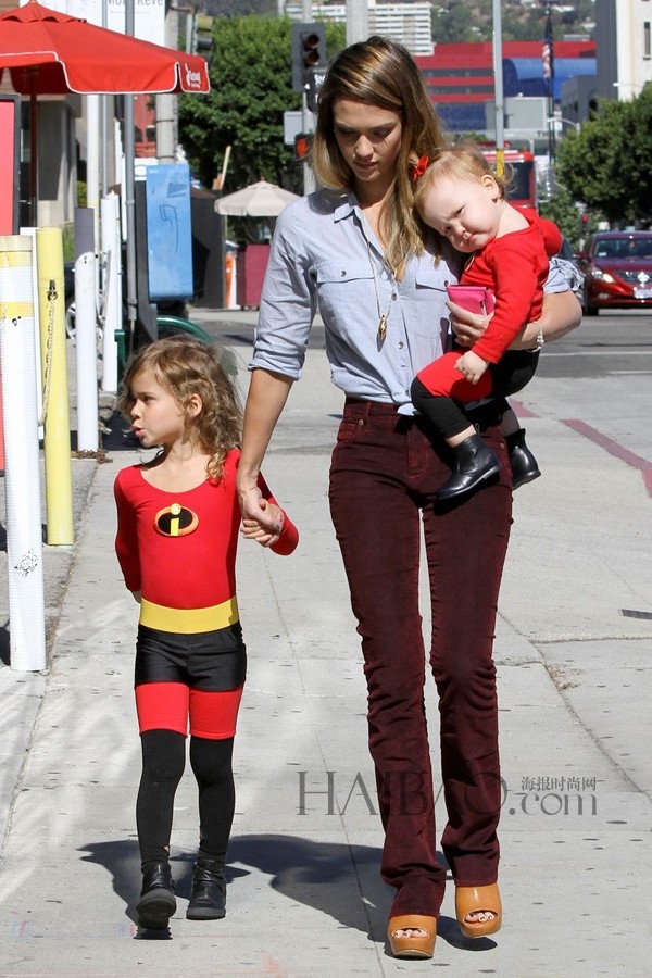 
	
	Honor Marie Warren - con gái "thiên thần bóng tối" Jessica Alba - thích thú khi được hóa thân thành các nhân vật hoạt hình nổi tiếng. Trong hình là mẹ con Jessica Alba với trang phục của Gia đình siêu nhân (The Incredibles).