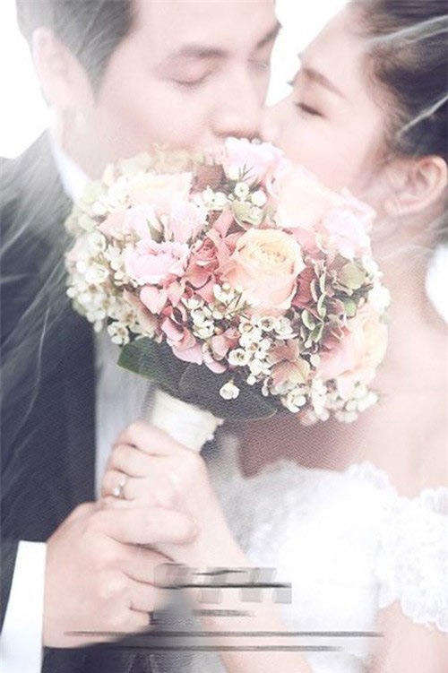 
	
	Đăng Khôi và bạn gái trao nhau nụ hôn ngọt ngào và lãng mạn. Mặc dù gương mặt của cả hai bị khuất một chút sau bó hoa nhưng người hâm mộ vẫn có thể dễ dàng nhận ra. - Tin sao Viet - Tin tuc sao Viet - Scandal sao Viet - Tin tuc cua Sao - Tin cua Sao